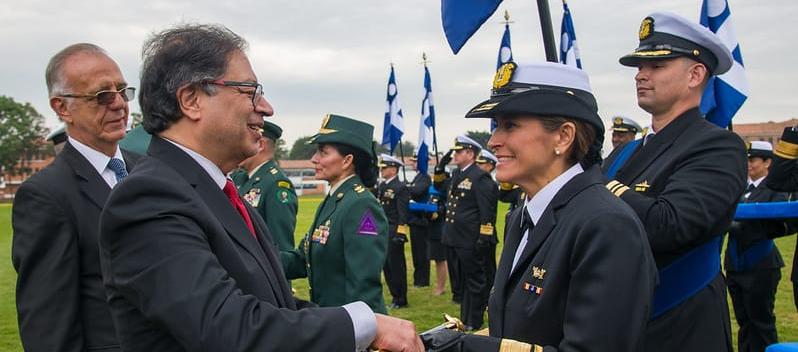 El Presidente Petro saluda a la Capitán de Navío Beatriz Elena García Restrepo