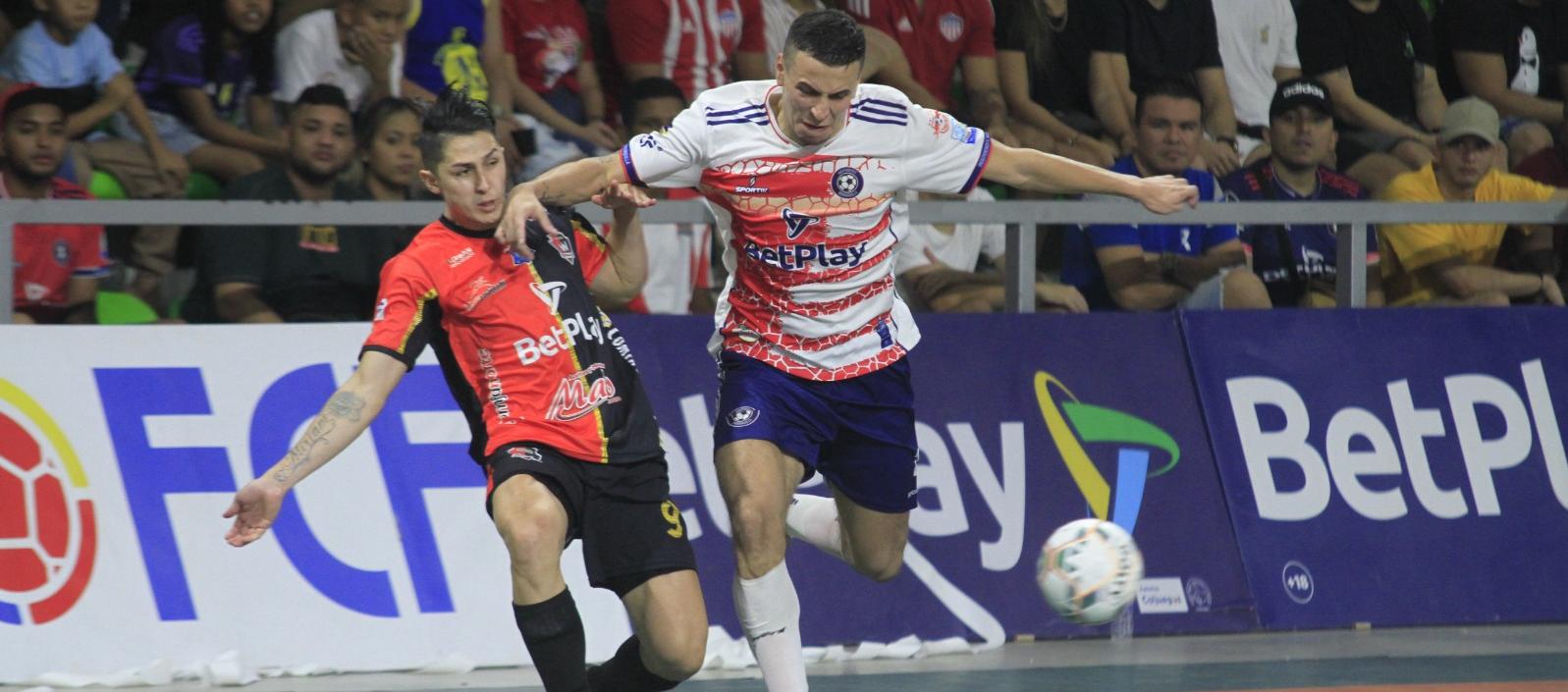 Acción del partido entre Independiente Barranquilla y Estrellas del Deporte, en el coliseo Elías Chegwin. 