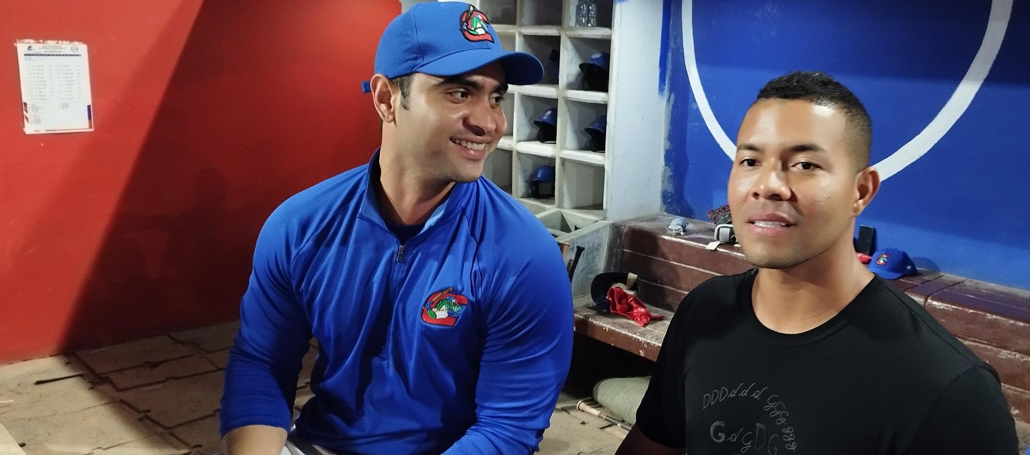 José Quintana en el dugout de Caimanes con su mánager José Mosquera. 