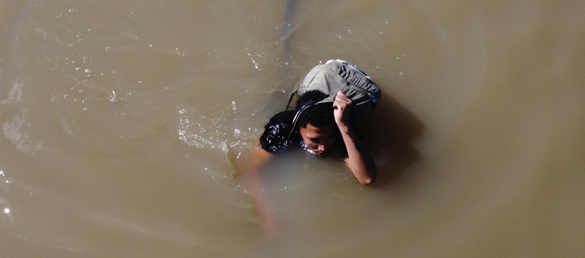 Un migrante captado por un dron mientras intenta cruzar el río Bravo