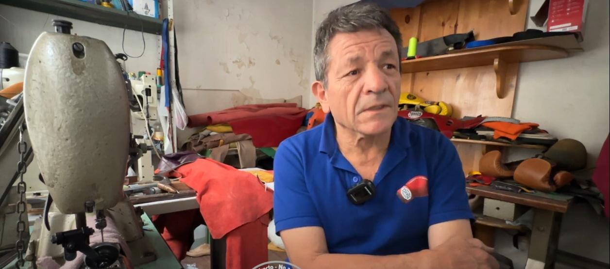 Rafael Torres en su taller, con sede en Bogotá.