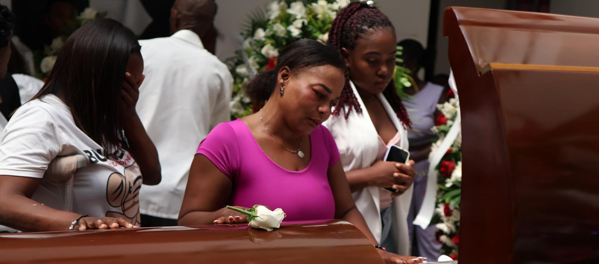 Amigos y familiares en la velación del alcalde de Guachené, Elmer Abonía Rodríguez