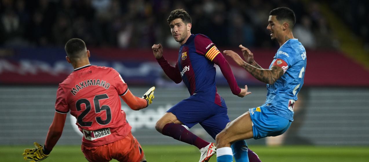 Sergi Roberto anota el gol de la victoria del Barcelona ante el Almería.