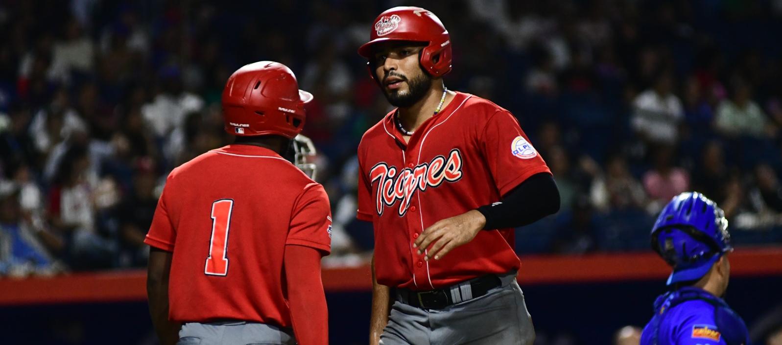 Guillermo Quintana anota la primera carrera de Tigres ante Caimanes. 