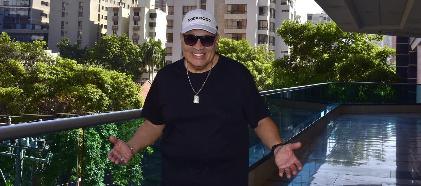 El salsero Tito Nieves durante la visita que realizó a Zona Cero