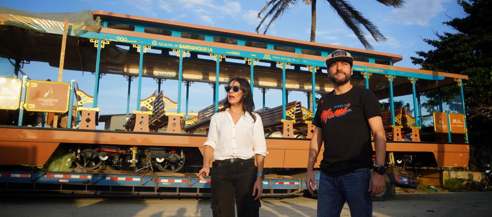 El alcalde Jaime Pumarejo y la secretaria General, María Mónica Hernández, frente al primero de los vagones que arribó para Bocas de Ceniza