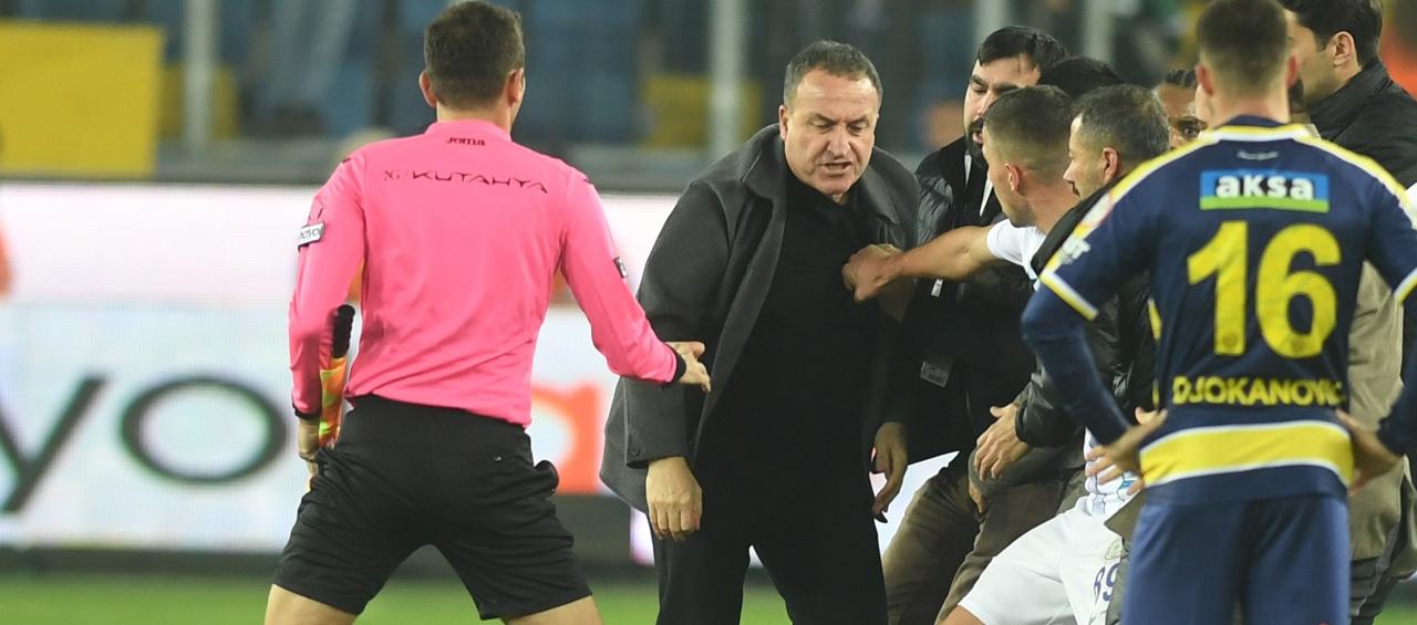 El ataque de Faruk Koca al árbitro  Halil Umut Meler ocurrió el pasado 11 de diciembre. 