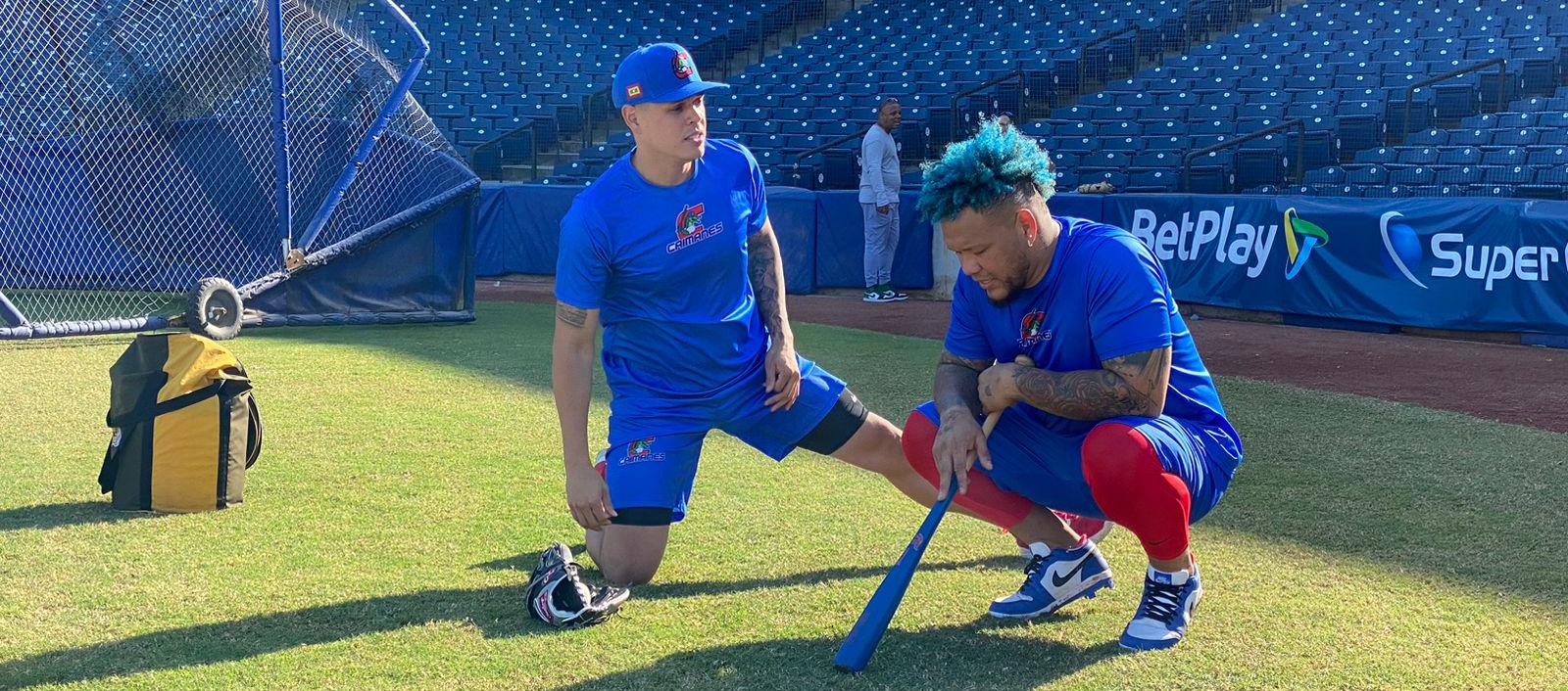 Gio Urshela en la práctica de Caimanes al lado de Harold Ramírez.