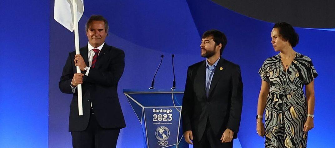 El exalcalde Jaime Pumarejo recibiendo la bandera de los Panamericanos en noviembre pasado