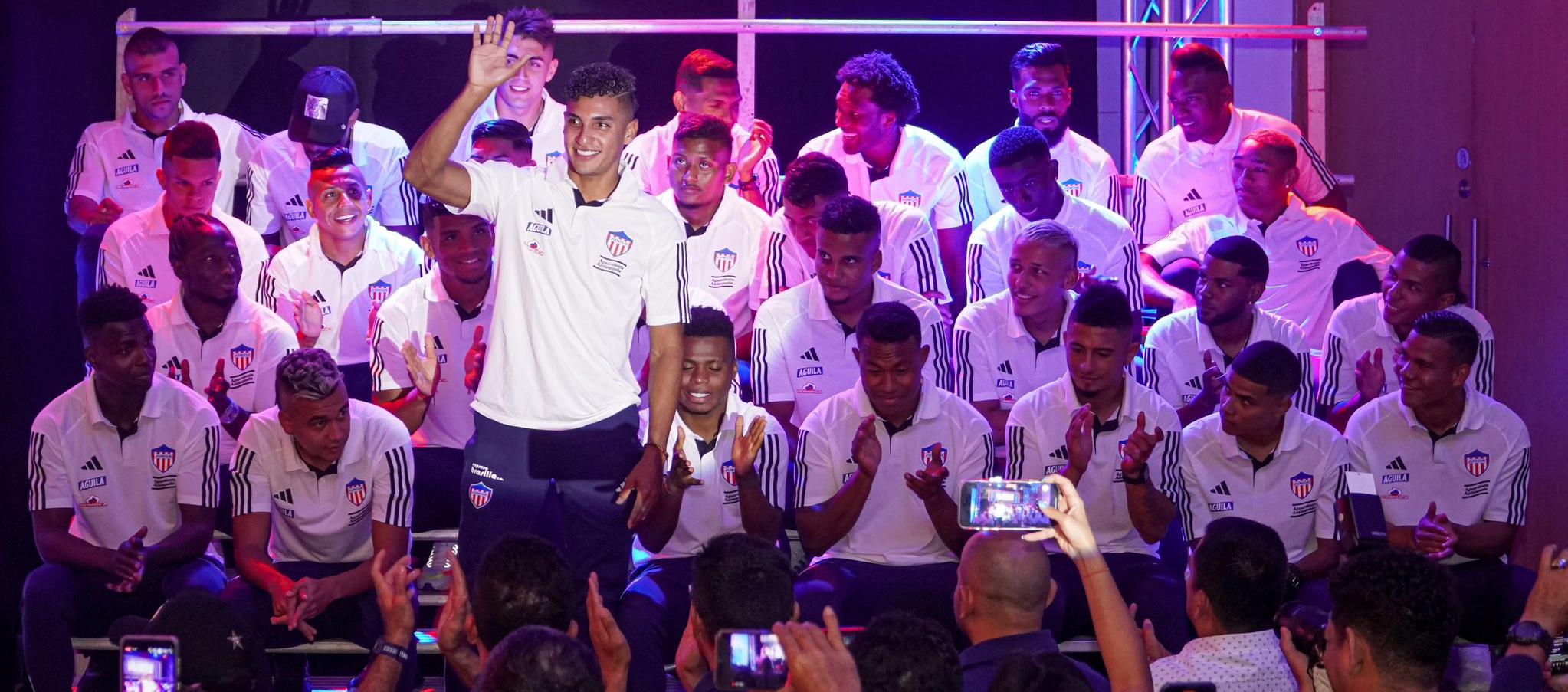 El plantel del Junior durante su presentación a los medios de comunicación.