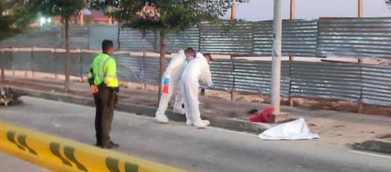 Momento de la inspección del cuerpo del motociclista muerto. 