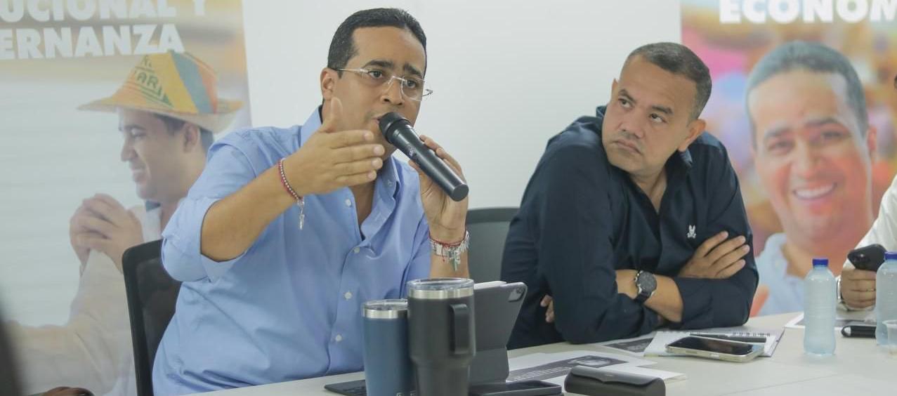 Gobernador de La Guajira, Jairo Alfonso Aguilar Deluque (izquierda).