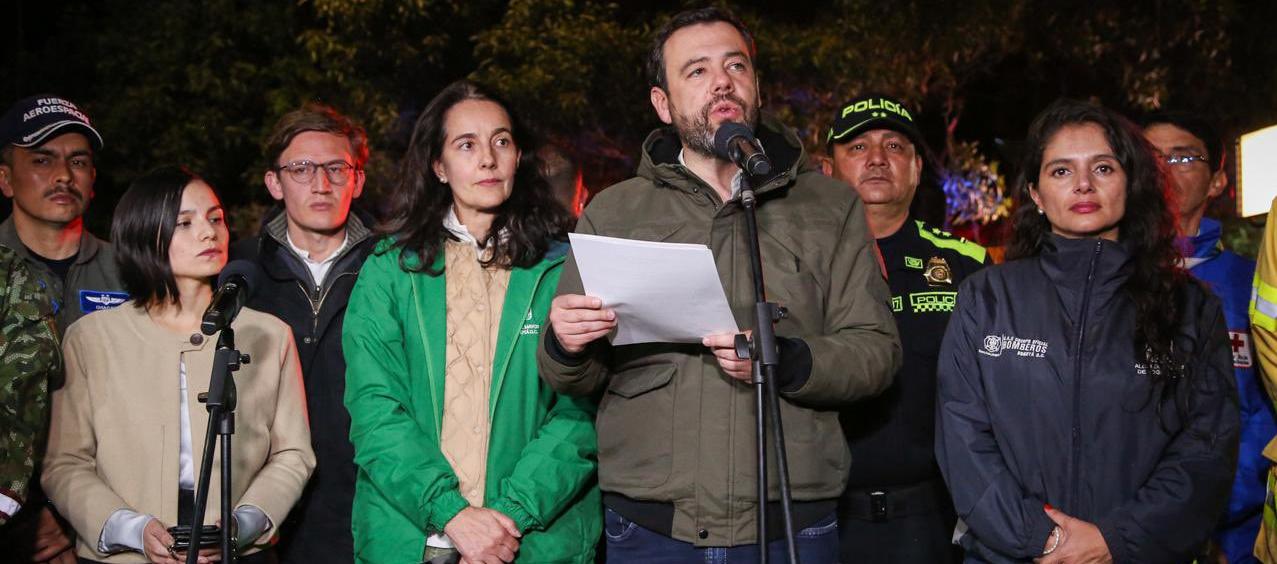 Alcalde Carlos Galán dando a conocer las medidas. 