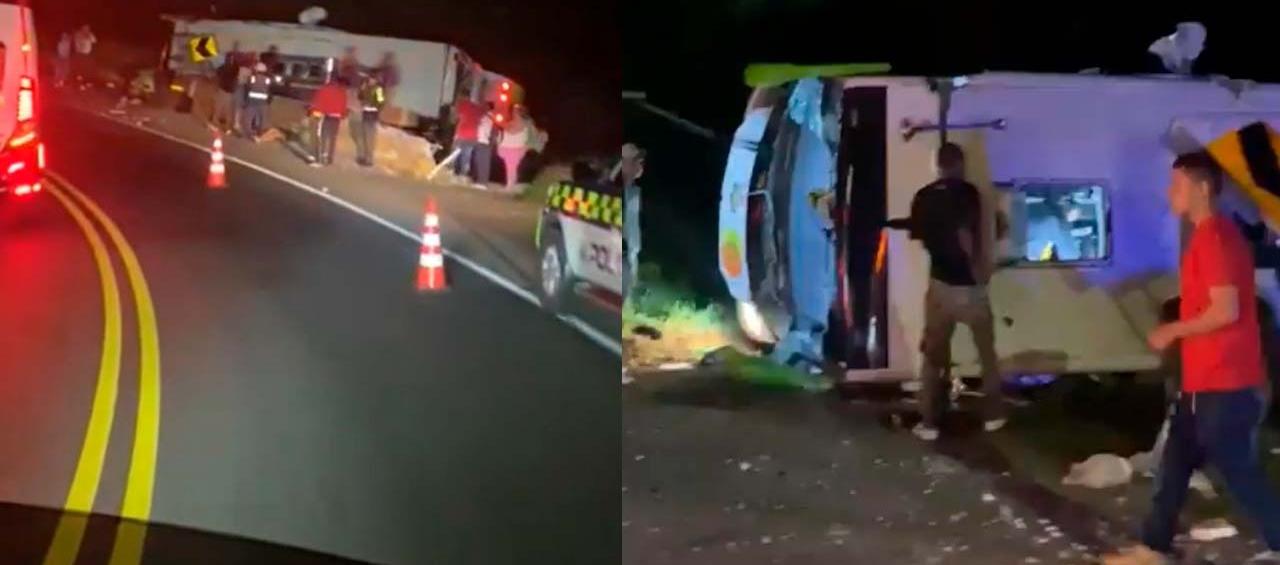 Uno de los buses volcados.