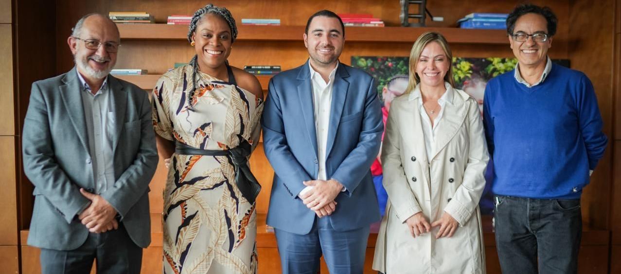 La MinEducacion, Aurora Vergara y el gobernador Yamil Arana, entre otros.