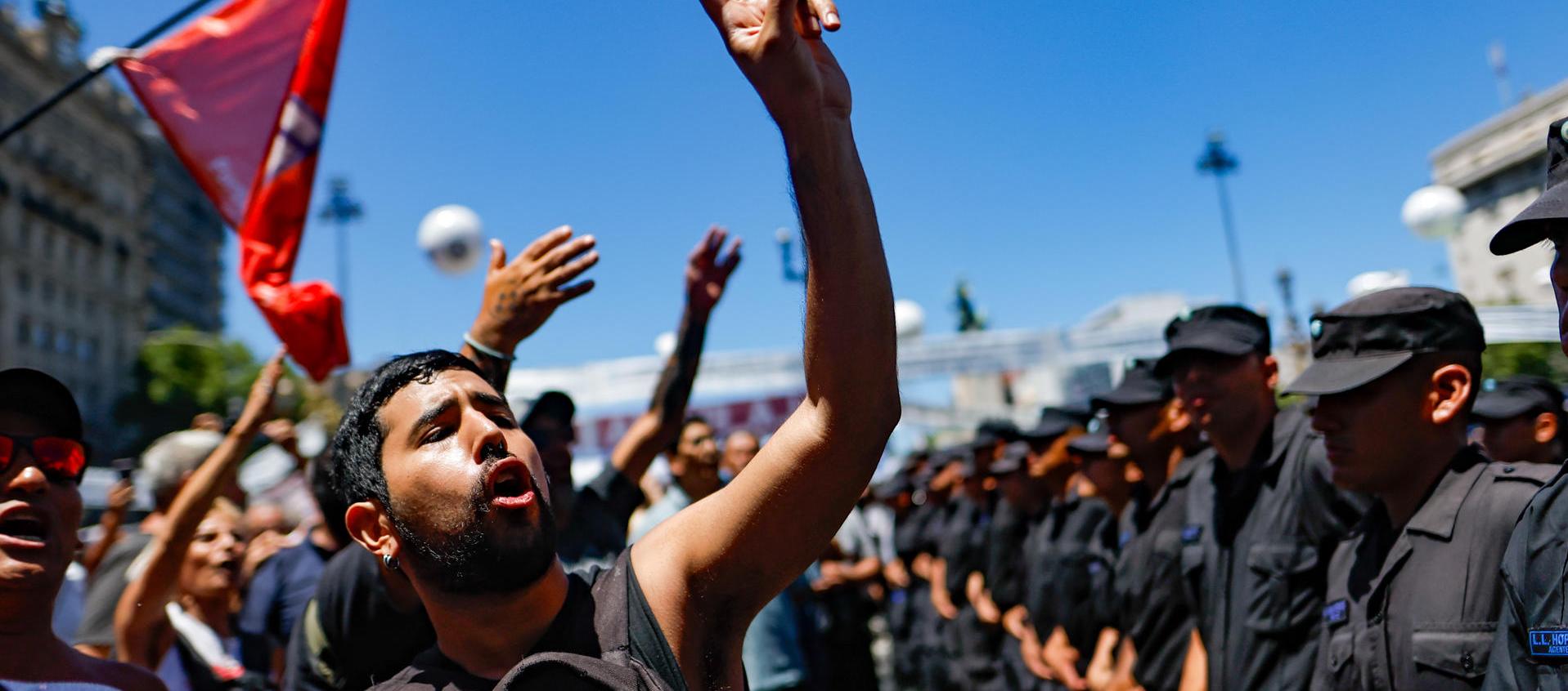 Con el lema la "patria no se vende" se pronuncian los marchantes.