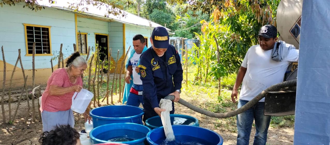 Algunas de las familias beneficiadas con el agua que les llevó la Armada