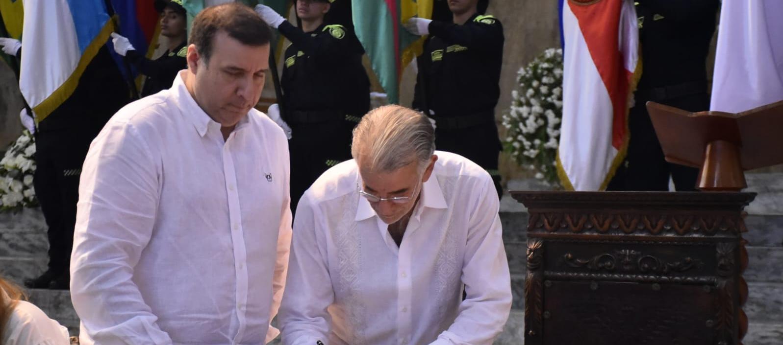 El diputado David Ashton y el Gobernador Eduardo Verano.