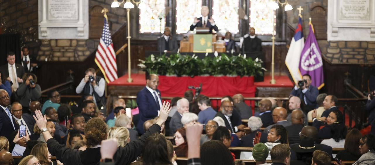 Momento en el que fue interrumpido el presidente Joe Biden.