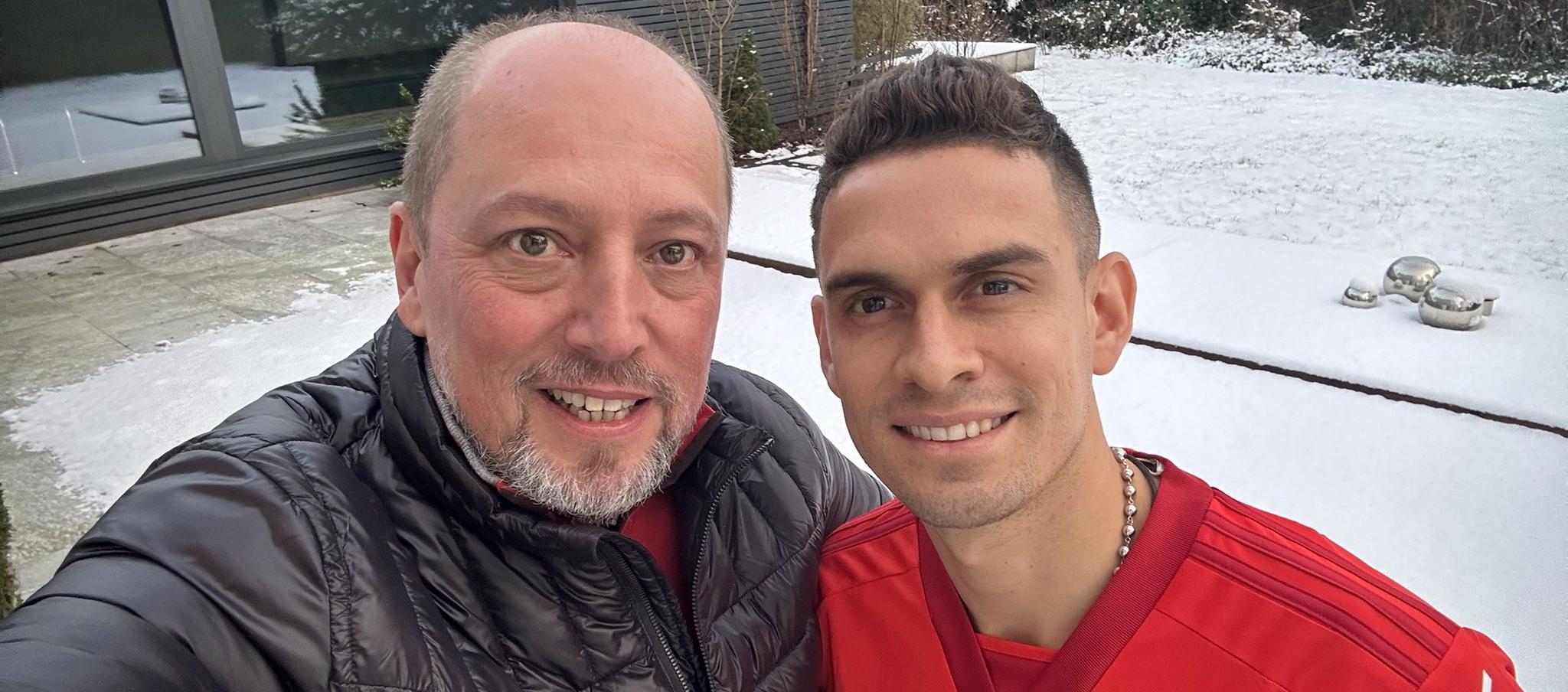 Santos Borré con el presidente del Inter, Alessandro Barcellos.