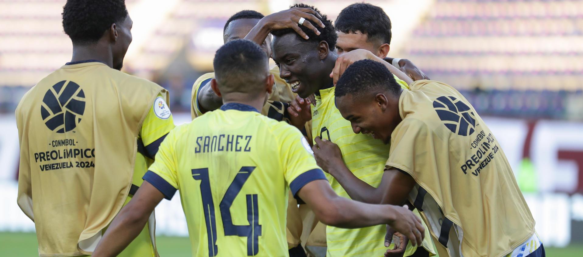  Yaimar Medina y compañeros de Ecuador celebran al vencer a Colombia este sábado en Caracas.