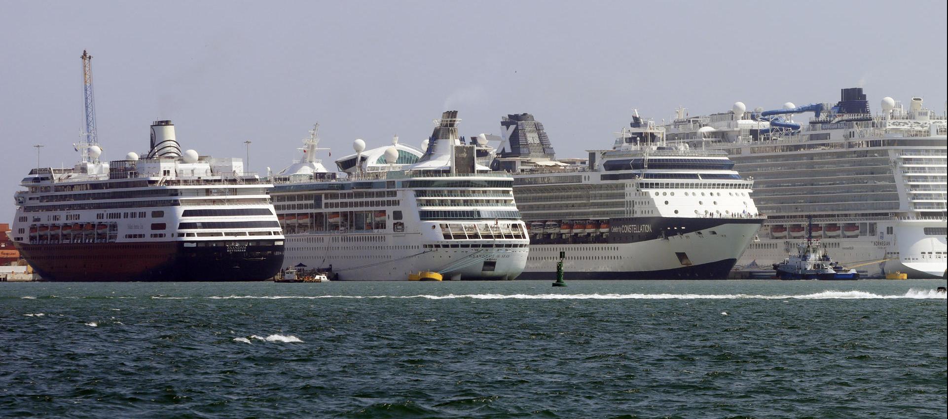 Cuatro de los seis cruceros que llegaron a la capital de Bolívar. 