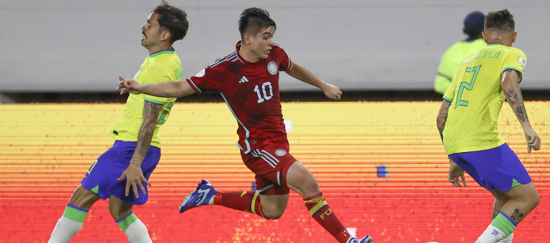 Daniel Ruiz, volante colombiano, lanzando un centro al área.