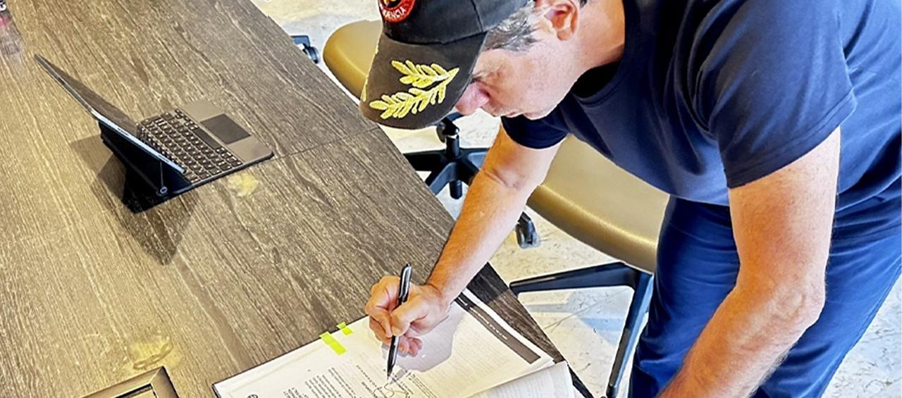 Alcalde Alejandro Char firmando el decreto.