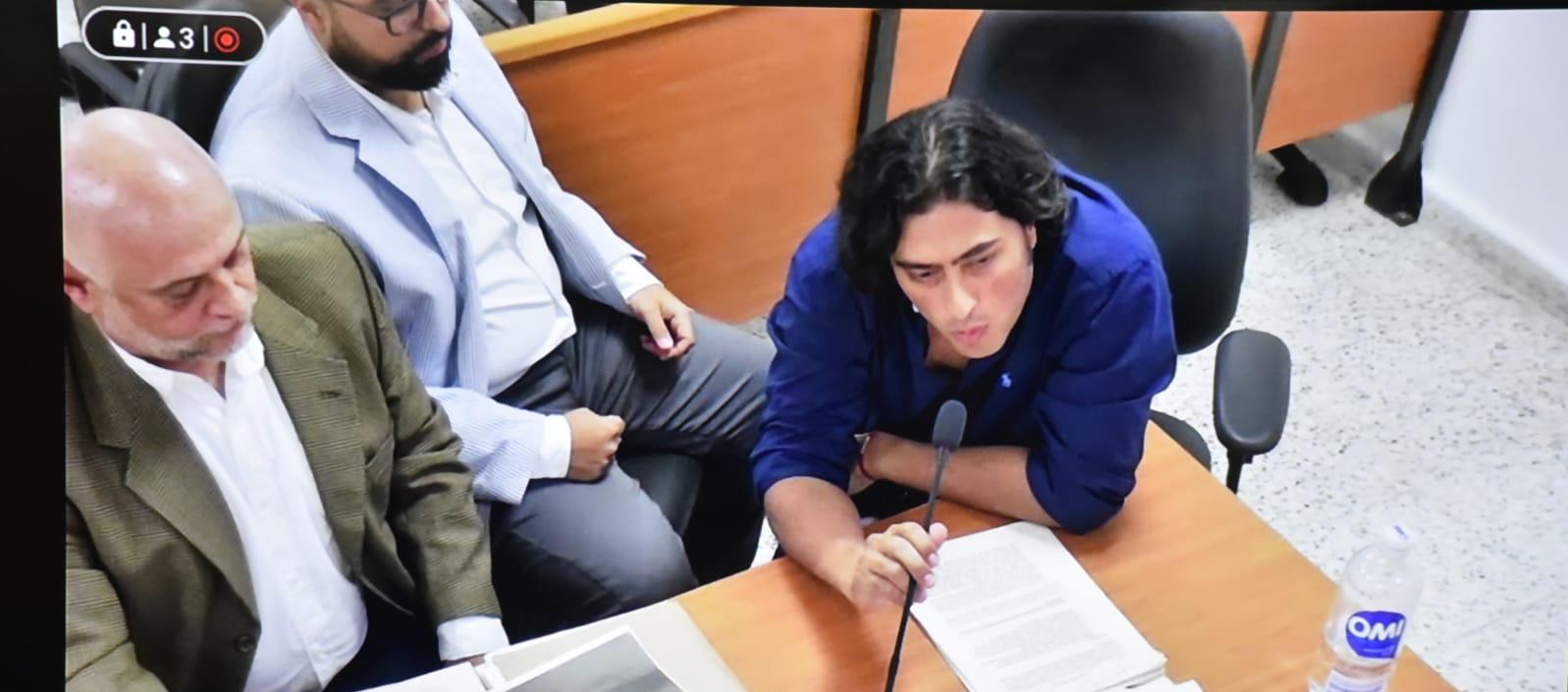 Nicolás Petro y sus abogados durante la audiencia.