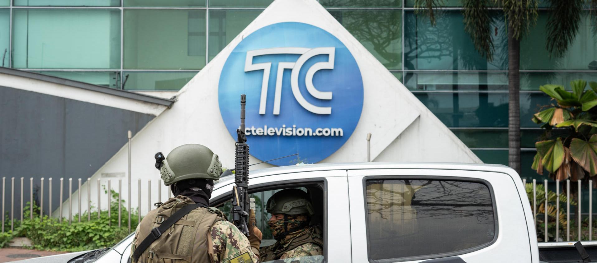 Varios trabajadores de un canal de televisión fueron secuestrados.