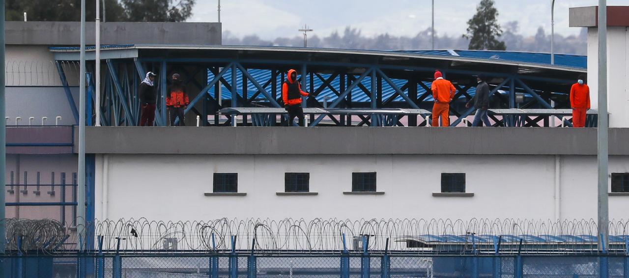 Reclusos permanecen en el techo del Centro de Rehabilitación Social Sierra Centro Norte Cotopaxi.