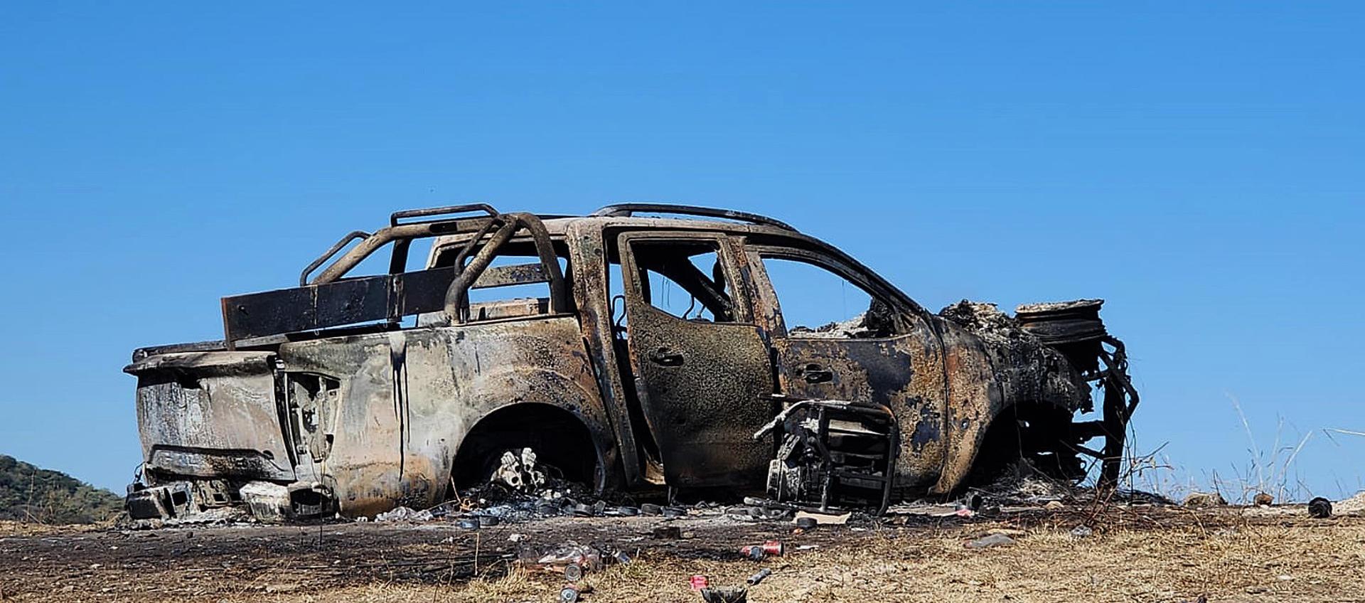 Un vehículo incinerado en medio de un ataque armado. 