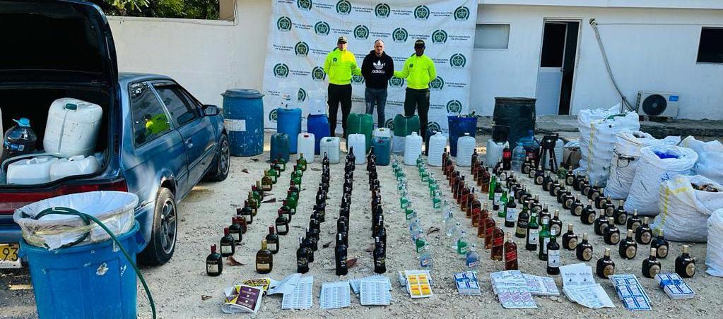 Los elementos incautados y el capturado.