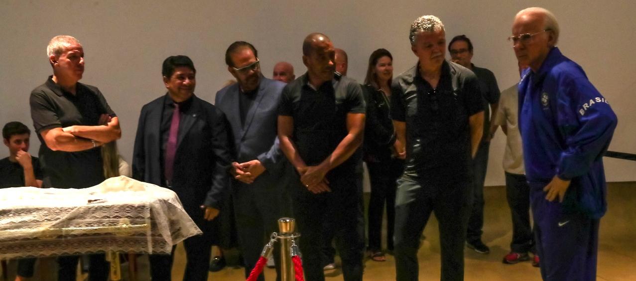 La estatua de Zagallo junto a su féretro en el velatorio cumplido en la sede de la Confederación Brasileña de Fútbol. 