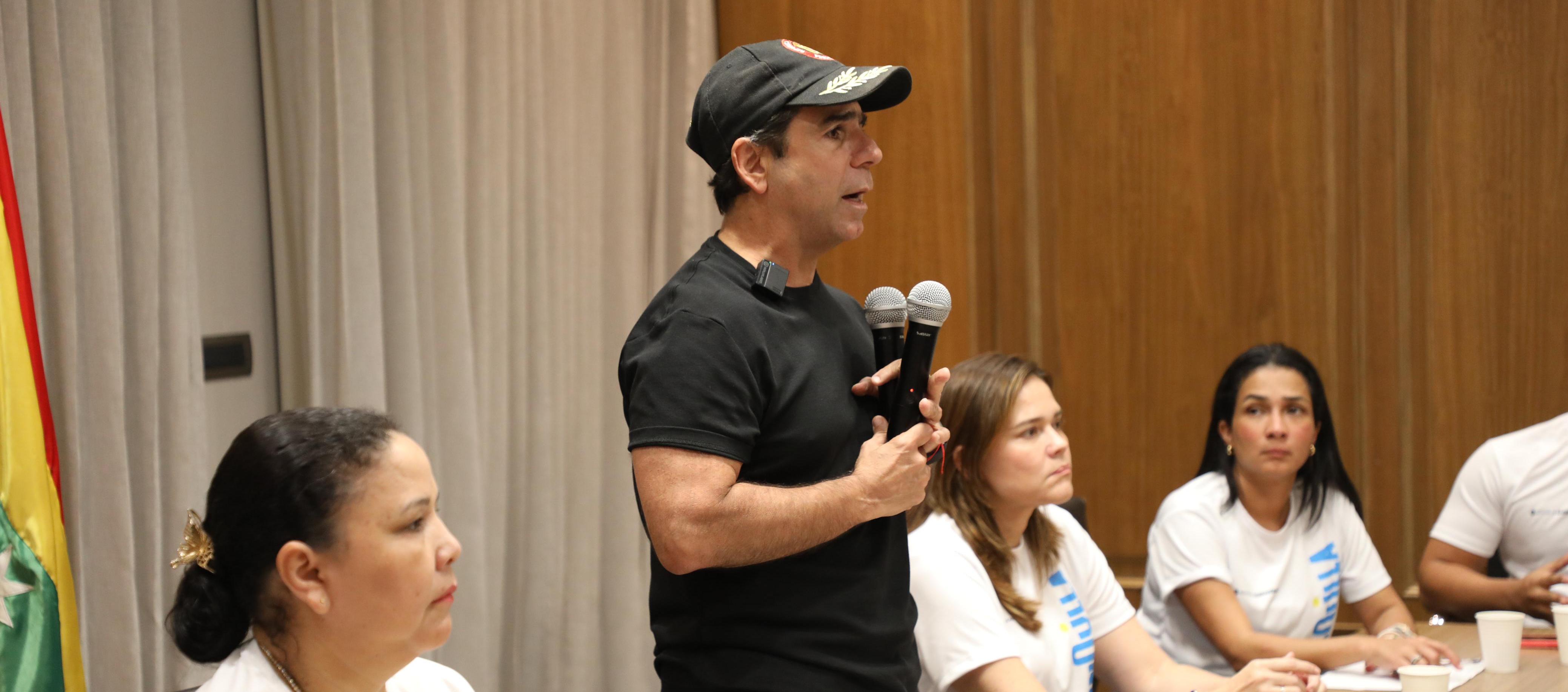 El alcalde Alex Char frente a su gabinete. 