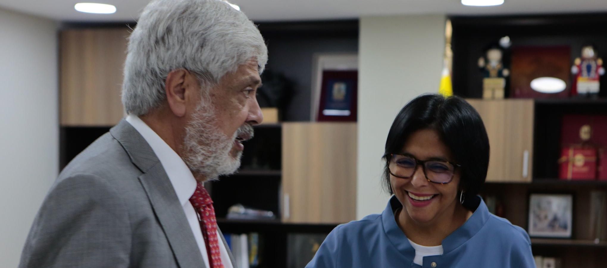 El Ministro de Comercio, Germán Umaña y Delcy Rodríguez, vicepresidenta ejecutiva de Venezuela.
