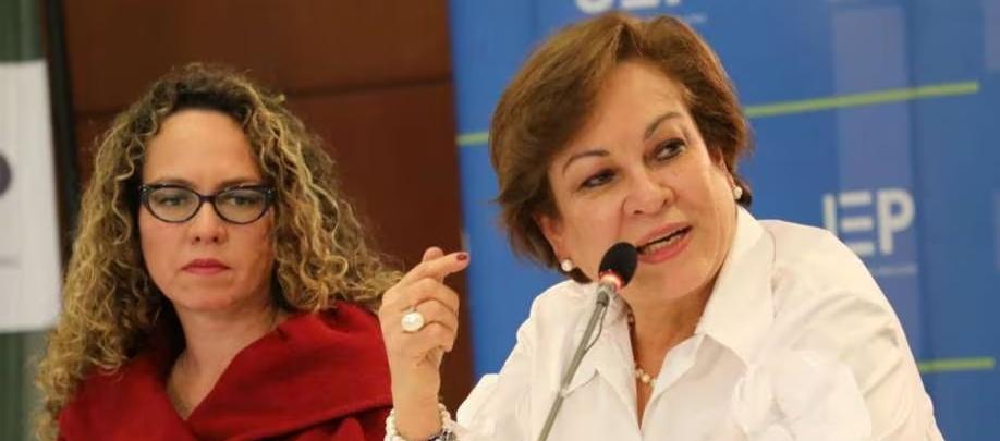 La excongresista Consuelo González (derecha).