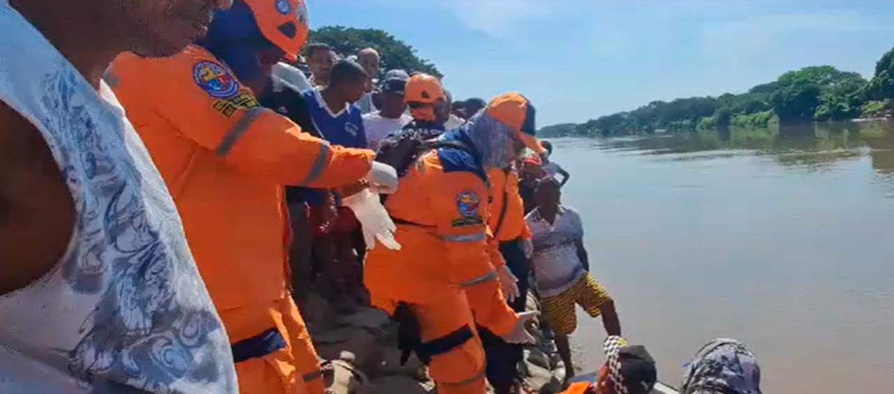 Momento en que fue sacado el cuerpo del menor del Canal del Dique. 