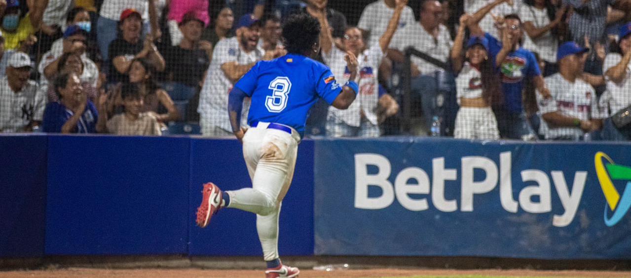 Dilson Herrera tras anotar la primera carrera de Caimanes, en el sexto episodio.