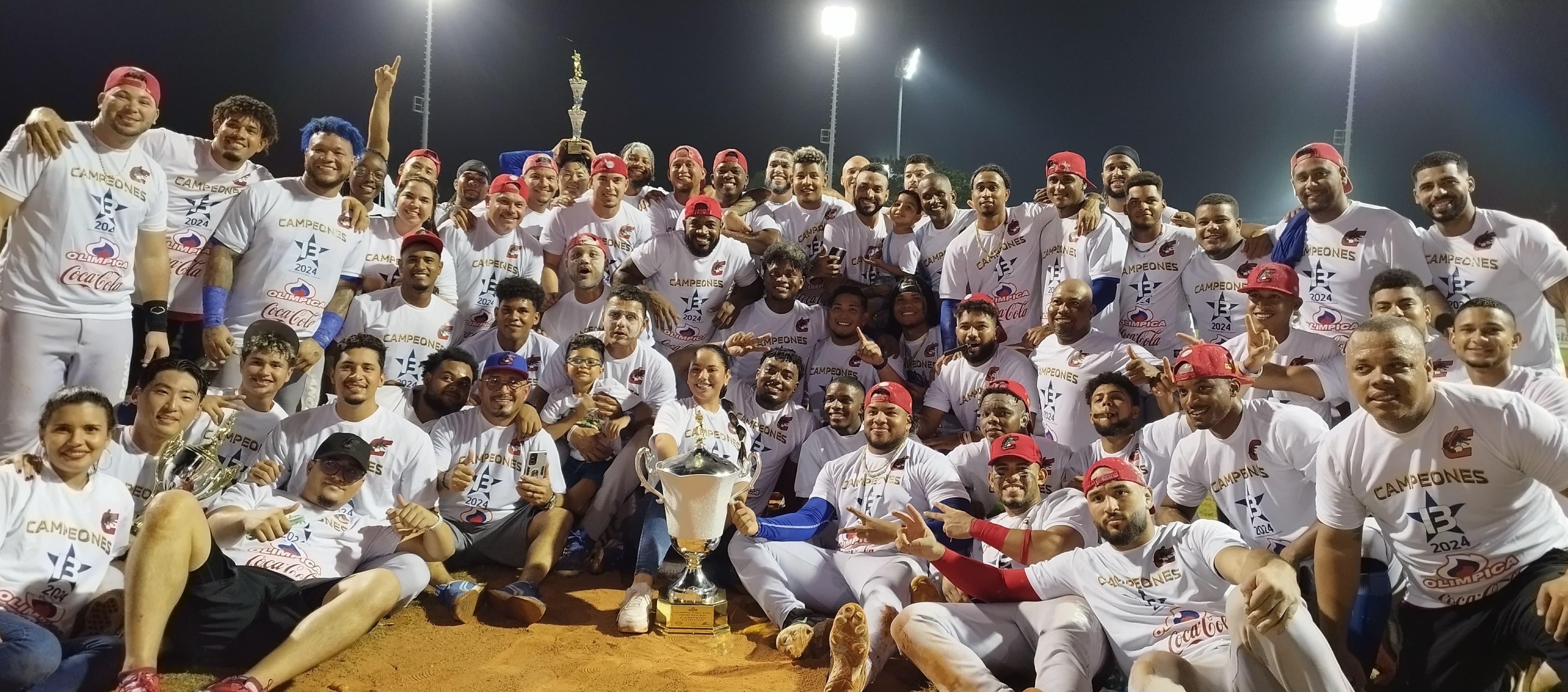 Los integrantes de Caimanes celebrando su decimotercer título en el béisbol profesional.