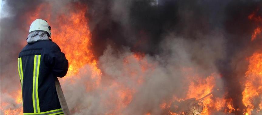 Los bomberos atendiendo un incendio en  China. 