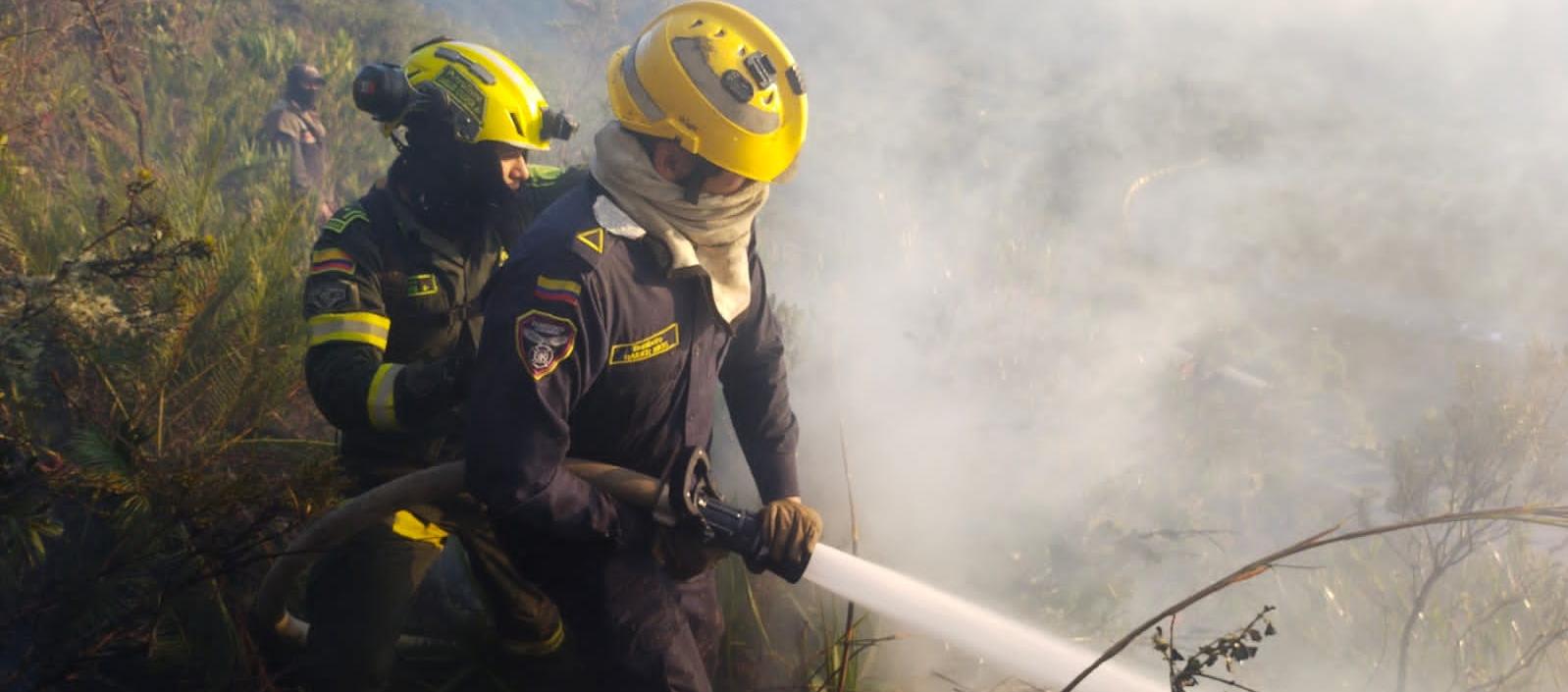 Incendio siendo atendidos por la organismos de socorro y la Policía. 