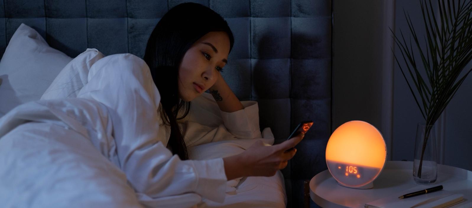 Foto referencia de persona con insomnio