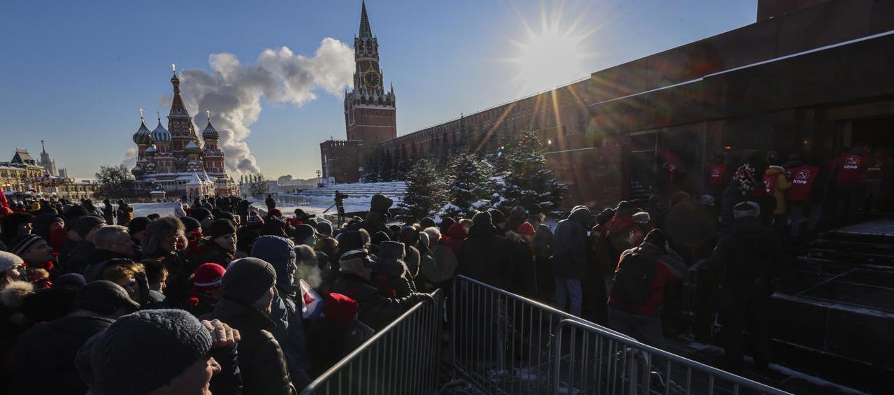 Simpatizantes comunistas rusos junto al mausoleo de Lenin en la Plaza Roja de Moscú.