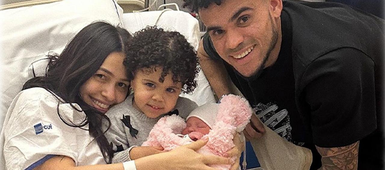 Luis Díaz y su esposa Geraldine junto a sus hijas Roma y Charlotte.