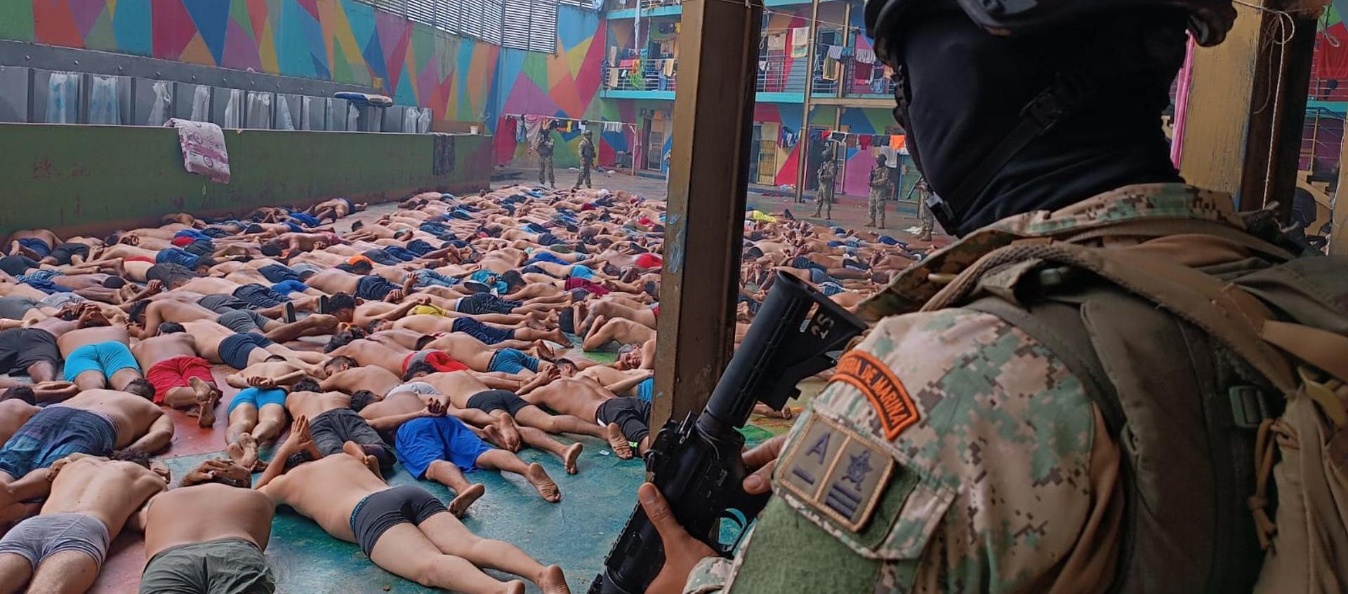 Soldados de Infantería de Marina realizan un operativo tras un motín en la Cárcel Regional del Litoral, en Guayaquil.