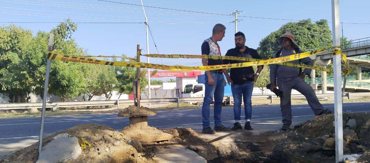 Hay una tubería rota en el barrio El Tesoro.