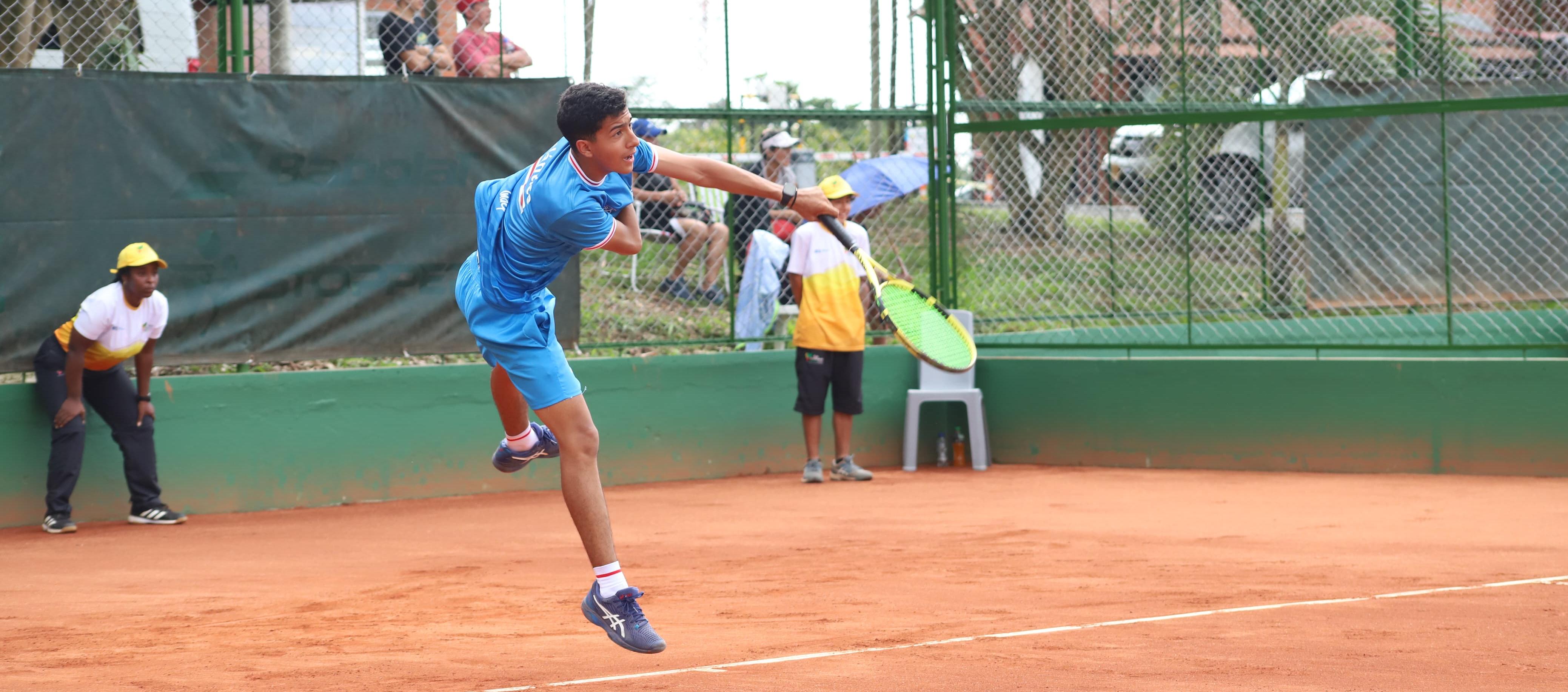 Mateo González, tenista de la Liga del Atlántico.