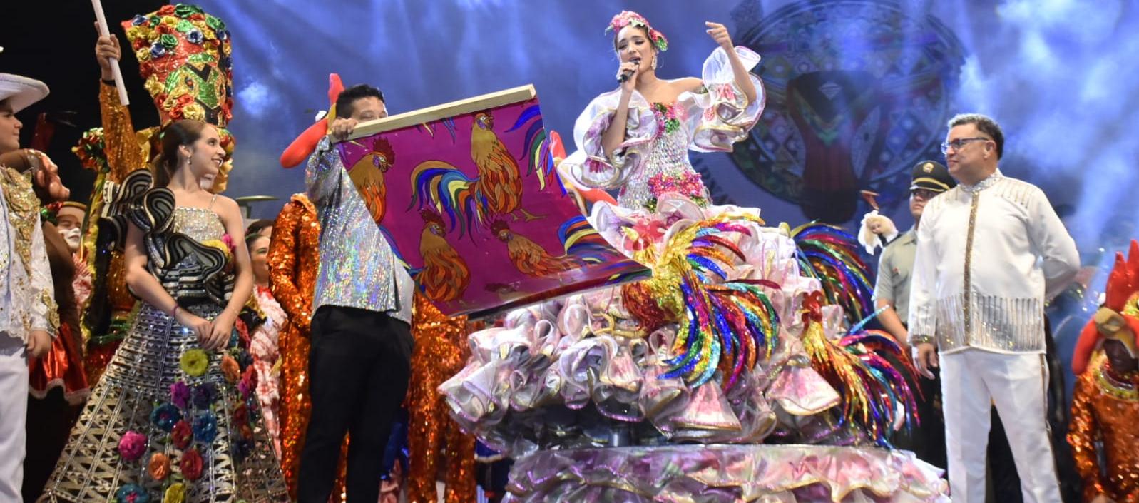 La reina de Carnaval 2024, Melissa Cure, leyendo su Bando.