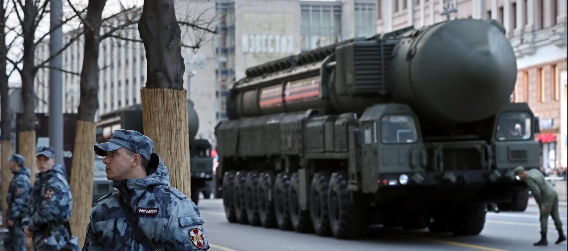 Militares rusos transportan un misil balístico.